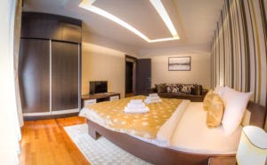 lux-apartman-beograd-krevet-i-ormar